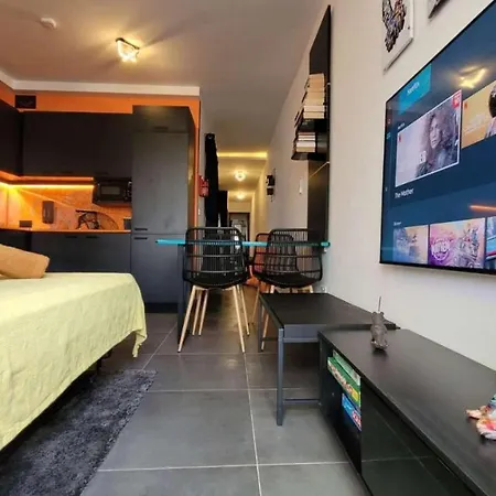 Modern - 50 M From Sea - Free Wi-fi - Super Cool - Terrace - Fully Air-conditioned Apartment *
