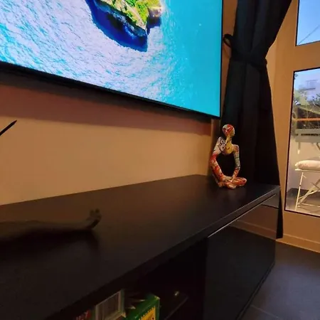 Apartment Modern - 50 M From Sea - Free Wi-fi - Super Cool - Terrace - Fully Air-conditioned *